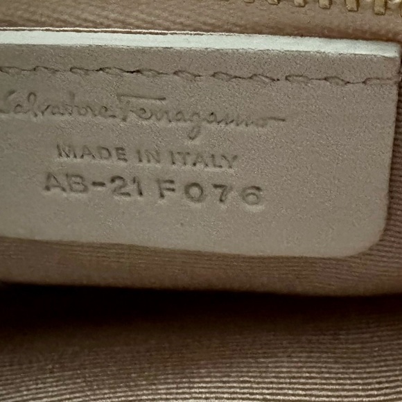 Salvatore Ferragamo Med Melinda Tote Pristine Natural Leather Color Authentic - Picture 3 of 12